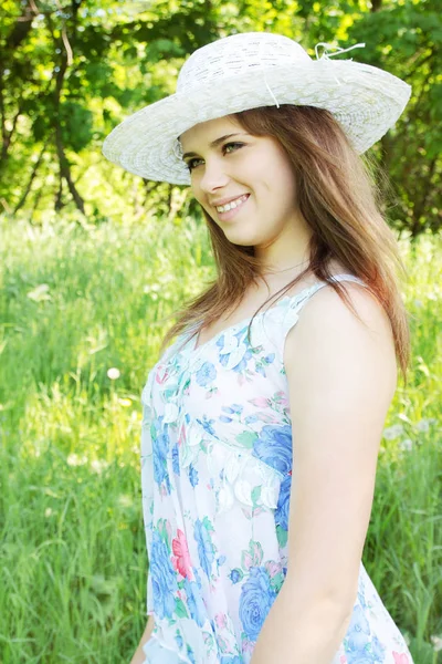 Junges Mädchen Mit Dem Hut Beim Spaziergang — Stockfoto