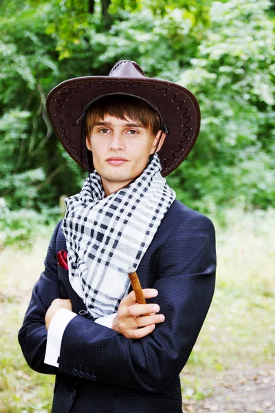 Jeune Beau Mec Avec Cigare Fumant — Photo