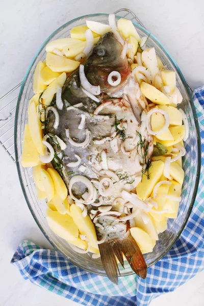 用土豆和洋葱 准备烤腌的鲤鱼 — 图库照片