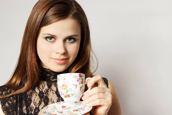 Jeune Femme Tient Tasse Avec Thé — Photo