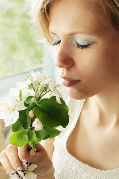 Ung Kvinna Att Lukta Blossom Apple Filial — Stockfoto