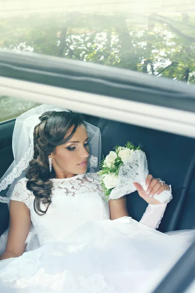 Pengantin Cantik Dengan Karangan Bunga Mawar Duduk Dalam Mobil — Stok Foto