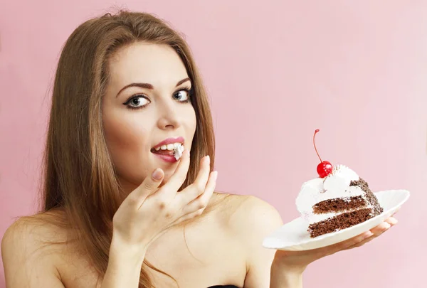 Mooie Vrouw Houdt Een Stuk Van Chocolade Taart — Stockfoto