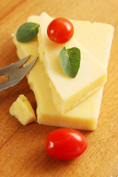 Stuk Kaas Met Kleine Tomaten Een Houten Bord — Stockfoto