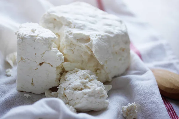 Krümelig Frischer Quark Auf Einem Handtuch — Stockfoto