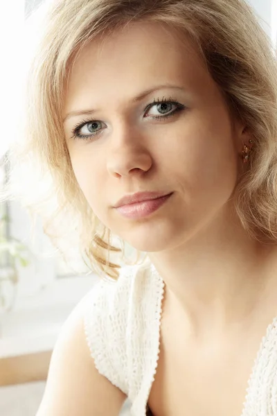 Porträtt Romantiska Blond Nära Fönstret — Stockfoto