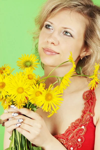 一个美丽的女人用一束黄色雏菊 — 图库照片