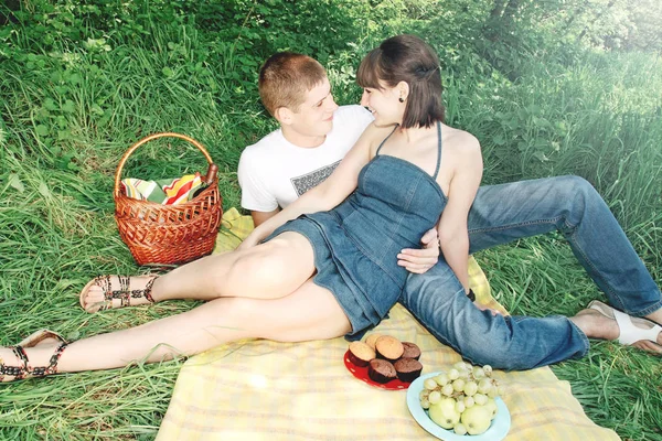 Een Jonge Mooie Paar Een Picknick — Stockfoto