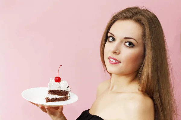 Mulher Bonita Segurando Pedaço Bolo Chocolate — Fotografia de Stock