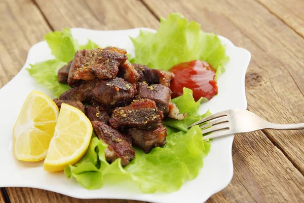 Spicy Fried Meat Fresh Lettuce Leaves — Stock Photo, Image