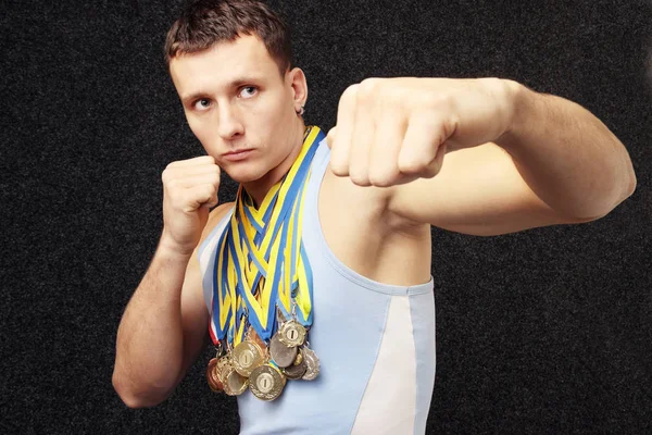 Шее Спортсмена Много Медалей — стоковое фото