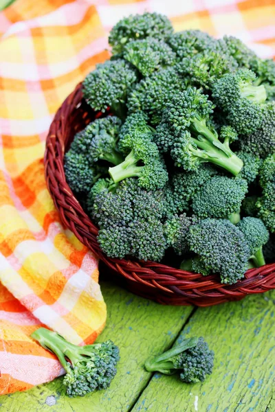 Verse Broccoli Een Mand Biologisch Voedsel — Stockfoto