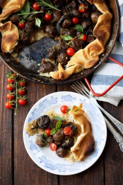 Pasta mantar domates ve otlar ile