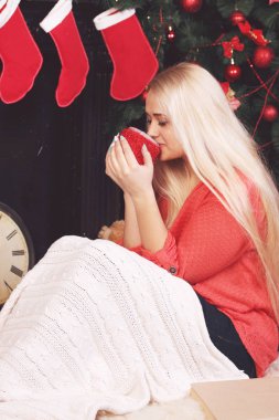 Kadının yanına Noel ağacı sıcak bir içecek içme