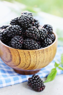 Bir kase taze büyük sulu böğürtlen