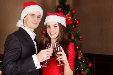 Karım Noel ağacı tarafından oturan kocası ile