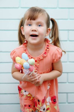 Dekoratif Paskalya yumurtaları bir sürü tutan kız