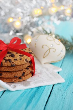 Çikolata kurabiye kırmızı birbant bağlamıştım. Hediye ahşap arka plan üzerinde. Noel arka plan kopya alanı ile. Kurabiye Pişirme. 
