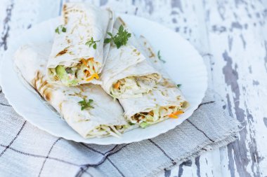 pita ekmeği tabak salata