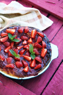  Bahar kek çilek reçeli ve taze çilek