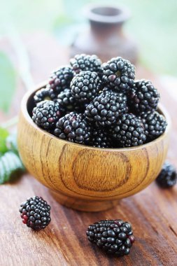 Bir kase taze büyük sulu böğürtlen