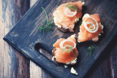 Kırmızı balık ve tereyağı siyah ekmek üzerinde