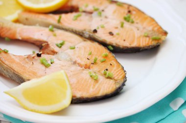 Kırmızı balık limon ve baharat biftek kızartma