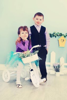 Romantik Çift, bir kız çocuk, eski bir fotoğraf yakınındaki bir bisiklet üzerinde