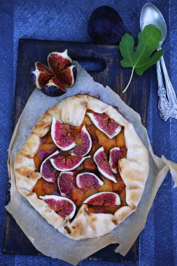 Ev yapımı pasta Erik ve bir fırın tepsisine incir