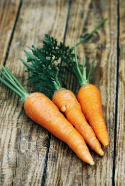 Bir ahşap tahta üzerinde taze, çıtır havuç