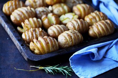 Pastırma ve biberiye ile dilimlenmiş patates