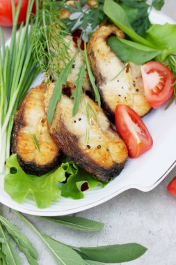 Izgara biftek sazan baharat ve otlar ile çimen