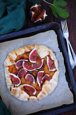 Ev yapımı pasta Erik ve bir fırın tepsisine incir