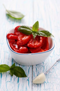 Kurutulmuş domates sarımsak ve otlar ile