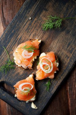 Kırmızı balık ve tereyağı siyah ekmek üzerinde