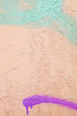 Kırık boya pembe metal yüzeylerde