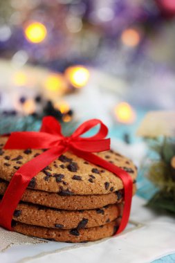 Çikolata kurabiye kırmızı birbant bağlamıştım. Hediye ahşap arka plan üzerinde. Noel arka plan kopya alanı ile. Kurabiye Pişirme. 