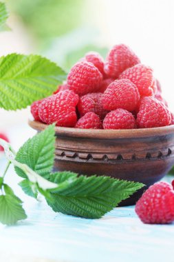 Bir kase taze büyük sulu ahududu