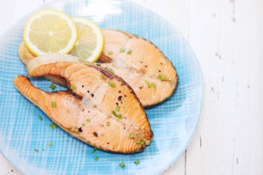 Kırmızı balık limon ve baharat biftek kızartma