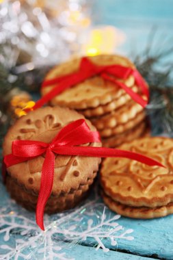 Çikolata kurabiye kırmızı birbant bağlamıştım. Hediye ahşap arka plan üzerinde. Noel arka plan kopya alanı ile. 