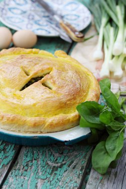 Soğan, ıspanak ve yumurta ile ev yapımı pasta