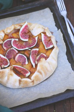 Ev yapımı pasta Erik ve bir fırın tepsisine incir