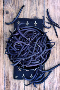 Büyük bir kase içinde mavi kuşkonmaz fasulye