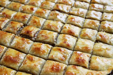 Doğu tatlılar, baklava fındık ve bal ile doldurulmuş