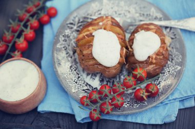 bir plaka üzerinde peynir ve sarımsak soslu patates