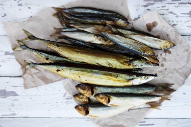 Kağıt üzerinde yağlı balık füme