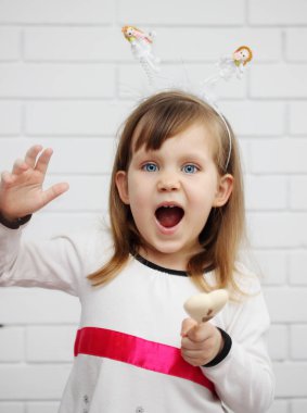 güzel, mavi gözlü kız kutlama bir kafa bandı içinde