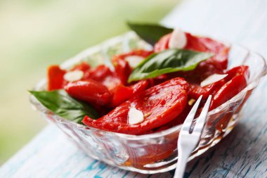 Kurutulmuş domates sarımsak ve otlar ile