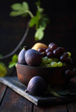 incir ve üzüm ahşap bir kase, rustik natürmort