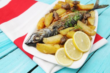  Bir tabakta sebze ile fırında uskumru